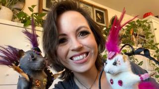 Taleplere yetişemiyor! 136 TL'ye alıp 6 bin TL'ye satıyor... Günde 13 saat çalışıyor: Ölü fareleri seksi şov kızlarına dönüştürüyorum