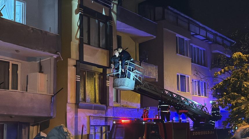 Zonguldak'ta heyelan nedeniyle girişi kapanan apartmanda mahsur kalan 6 kişi tahliye edildi