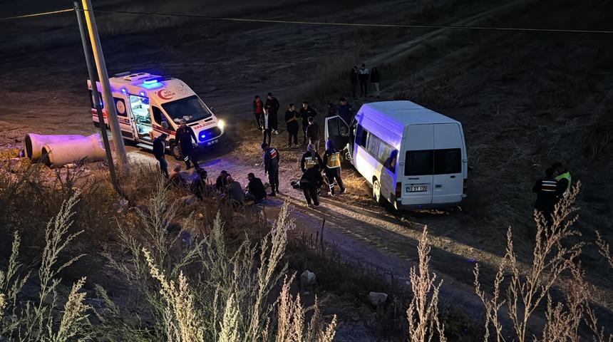 Nevşehir'de devrilen iş&ccedil;i servisindeki 5 kişi yaralandı