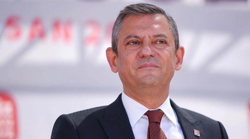 Sinan Ateş davasında &Ouml;zg&uuml;r &Ouml;zel'e k&uuml;f&uuml;r ve hakaret! Tutuklu sanık jandarma tarafından salonda &ccedil;ıkartıldı