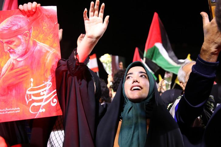 İsrail'e yağan füzeler İranlıları sevinçten havalara uçurdu: Saldırı sonrası tatlı ikramı! Emrin verildiği anlar ortaya çıktı G1