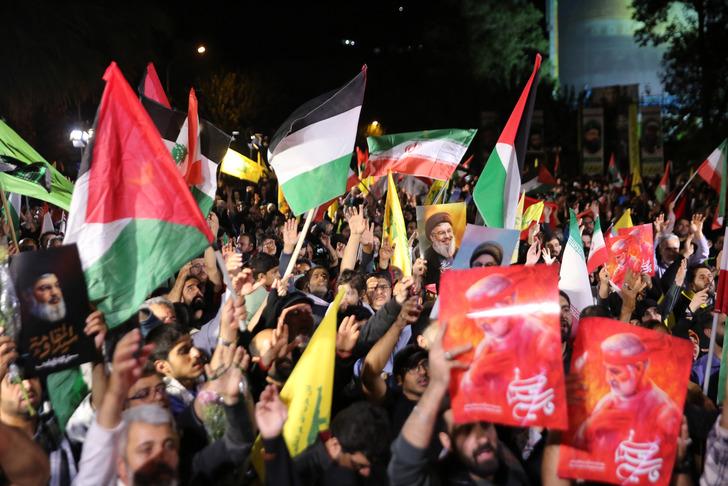 İsrail'e yağan füzeler İranlıları sevinçten havalara uçurdu: Saldırı sonrası tatlı ikramı! Emrin verildiği anlar ortaya çıktı G2