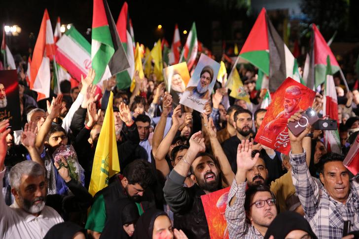 İsrail'e yağan füzeler İranlıları sevinçten havalara uçurdu: Saldırı sonrası tatlı ikramı! Emrin verildiği anlar ortaya çıktı G3