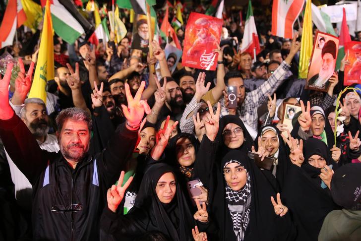 İsrail'e yağan füzeler İranlıları sevinçten havalara uçurdu: Saldırı sonrası tatlı ikramı! Emrin verildiği anlar ortaya çıktı G4