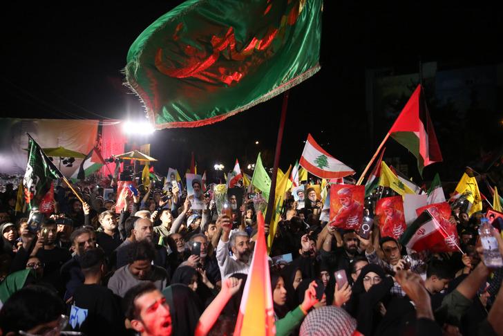 İsrail'e yağan füzeler İranlıları sevinçten havalara uçurdu: Saldırı sonrası tatlı ikramı! Emrin verildiği anlar ortaya çıktı G5