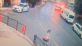 Seyir halindeyken alev alan araç metrelerce ilerledi, aracın içinde bulunanlar kendini panikle dışarı attı