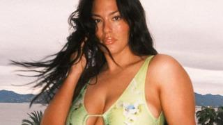 Dünyanın en seksi kadını Ashley Graham iddialı pozlarını peş peşe yayınladı! İç çamaşırlı halini çekinmeden paylaştı