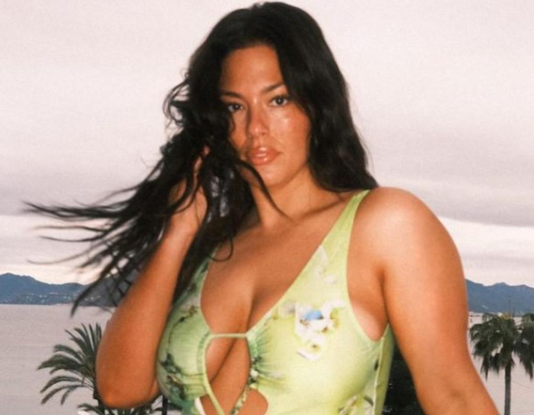 D&uuml;nyanın en seksi kadını Ashley Graham iddialı pozlarını peş peşe yayınladı! İ&ccedil; &ccedil;amaşırlı halini &ccedil;ekinmeden paylaştı