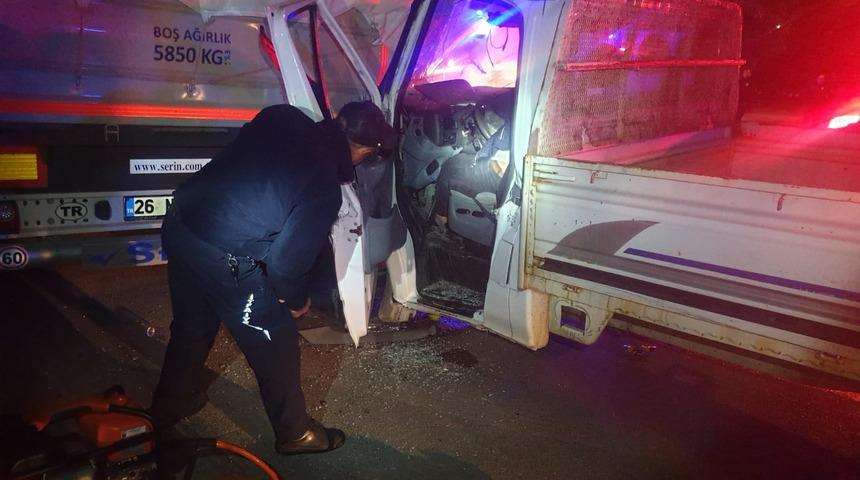 Eskişehir'de park halindeki tıra çarpan kamyonetin sürücüsü yaralandı