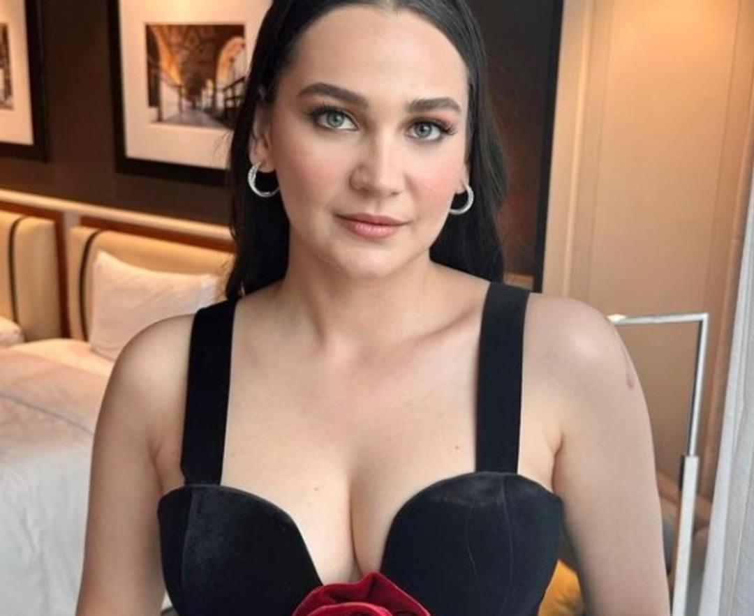 G&ouml;n&uuml;l Dağı'nın Dilek'i G&uuml;lsim Ali s&uuml;per minisiyle peş peşe poz verdi! Yorumları d&acirc;hi kapattı! 'Giyinmeyi unutmuş'