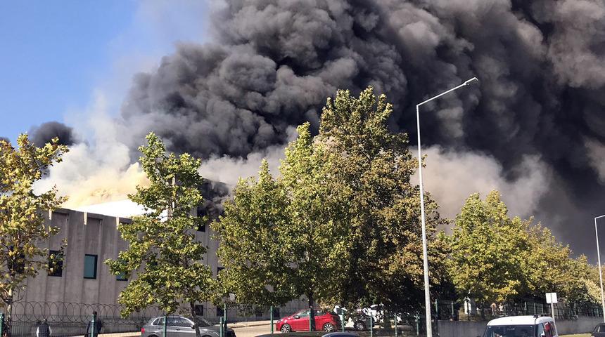 Kumaş fabrikasının deposunda çıkan yangının dumanı adeta gökyüzünü kapladı