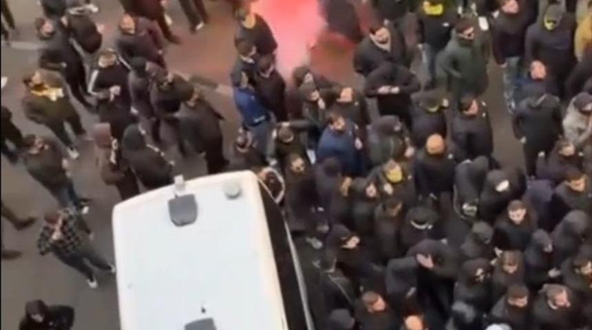 Polis müdahale etmedi Fenerbahçe taraftarı sözlü cevap verdi! Maç öncesi Hollanda'da olay çıktı!  Yaralılar var...