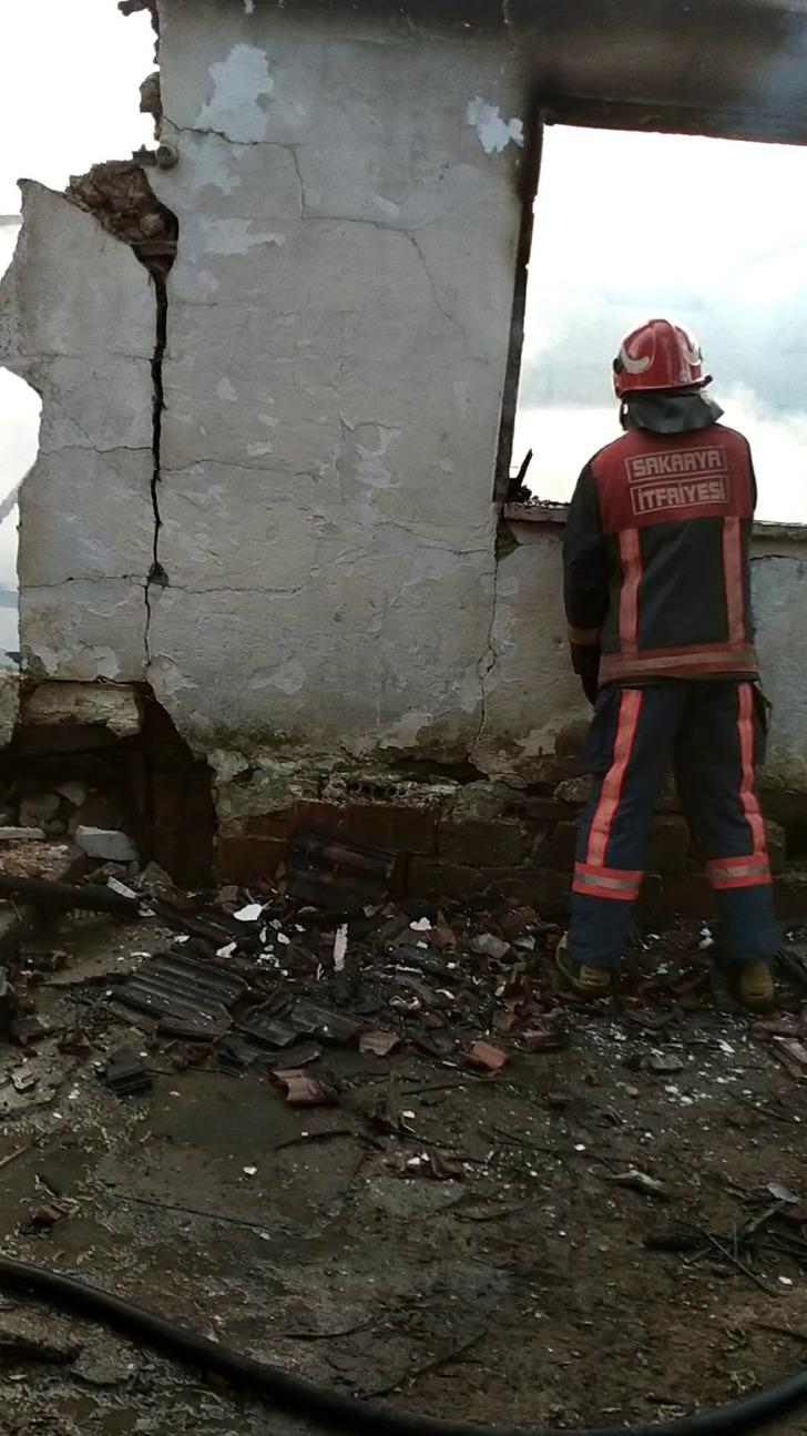 Acılı annenin feryatları yürek burktu! Oğlunun hatıralarıyla yaşadığı evi gözlerinin önünde kül oldu G2