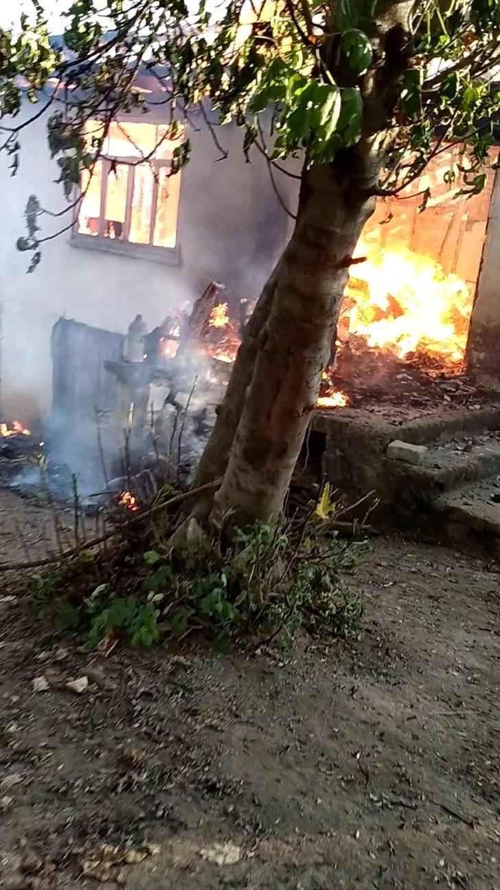 Acılı annenin feryatları yürek burktu! Oğlunun hatıralarıyla yaşadığı evi gözlerinin önünde kül oldu G3