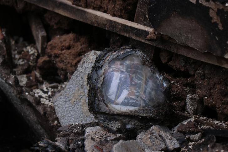 Acılı annenin feryatları yürek burktu! Oğlunun hatıralarıyla yaşadığı evi gözlerinin önünde kül oldu G5