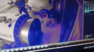 Elindeki sopayla sokak köpeğine defalarca vurarak öldürdü