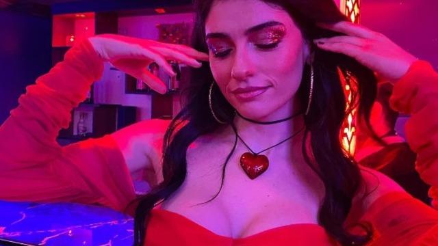 İnci Taneleri'nin Dilber'i Hazar Ergüçlü dergi için poz verdi! Cesur karelerine beğeni yağdı 