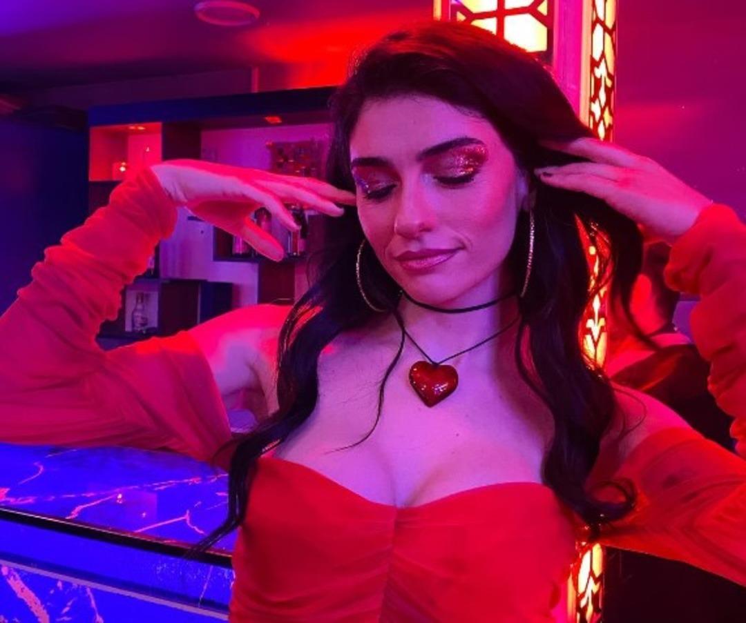 İnci Taneleri'nin Dilber'i Hazar Erg&uuml;&ccedil;l&uuml; dergi i&ccedil;in poz verdi! Cesur karelerine beğeni yağdı 