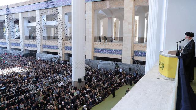 Dünya Hamaney'in bu fotoğrafını konuşuyor: Dikkat çeken tüfek detayı!