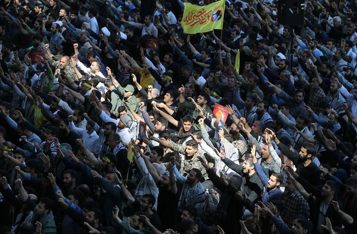 Dünya Hamaney'in bu fotoğrafını konuşuyor: Dikkat çeken tüfek detayı! G1