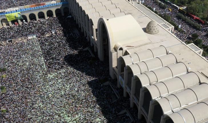 Dünya Hamaney'in bu fotoğrafını konuşuyor: Dikkat çeken tüfek detayı! G3