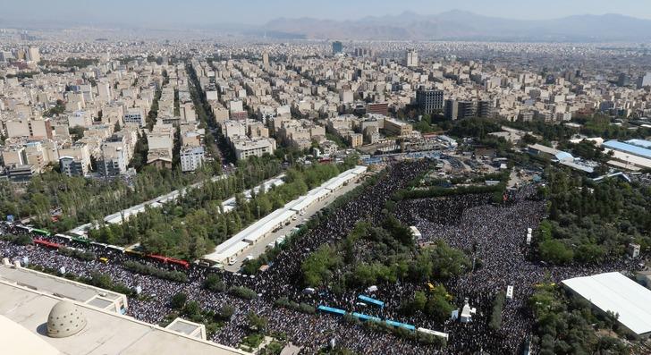 Dünya Hamaney'in bu fotoğrafını konuşuyor: Dikkat çeken tüfek detayı! G4