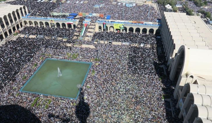 Dünya Hamaney'in bu fotoğrafını konuşuyor: Dikkat çeken tüfek detayı! G5