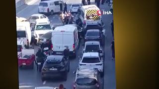 Avcılar'daki yan yolu savaş alanına döndürdü! Üzerlerine sürüp, defalarca araçlara çarptı: Aracı galeriden çalmış