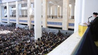 Cuma hutbesine keskin nişancı tüfeği ile çıkan Hamaney ne mesaj verdi? İranlı siyasi analist canlı yayında açıkladı