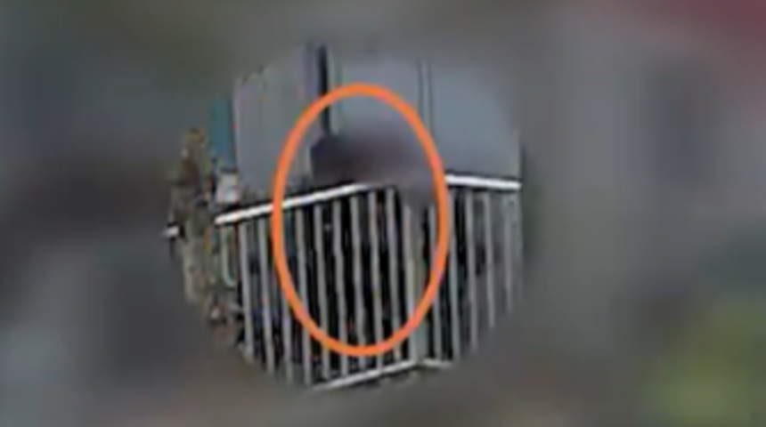 14 yaşındaki saldırgan okul bahçesinde iki öğretmen ve bir öğrenciyi bıçakladı! O anlar anbean kamerada...