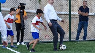 Bakan Kurum, Adıyaman ziyaretinde çocuklarla futbol oynadı