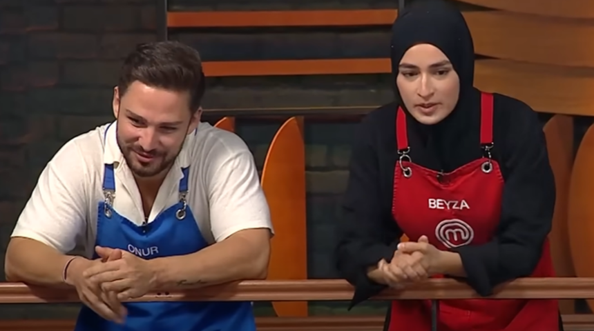 Aşk mı yaşıyorlar? MasterChef Onur'un Beyza'ya yaptığı yorum kafaları karıştırdı! 