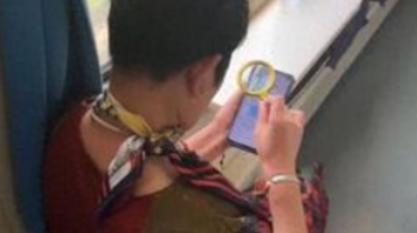 Trende tanıştığı yaşlı kadının cep telefonundaki yazı boyutunu ayarlamaya yardım ediyordu! Ekrandaki mesajı okuyunca dayanamadı, polise haber verdi