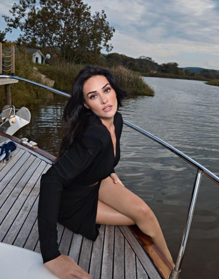 Faruk Sabancı ile aşk yaşıyor... Esra Bilgiç dergi çekimi için kamera karşısına geçti! Cesur pozlarına beğeni yağdı  G1