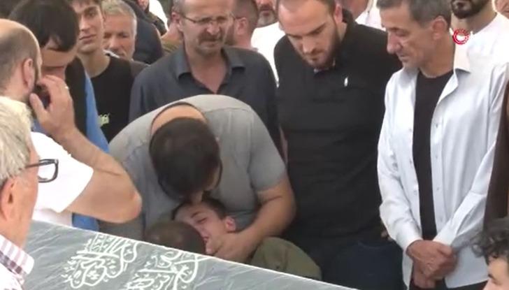 Fatih canisi onu ablasından ayırdı... İkbal Uzuner'in cenazesinde küçük kardeşinin feryadı, Türkiye'yi ağlattı G3