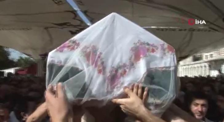 Fatih canisi onu ablasından ayırdı... İkbal Uzuner'in cenazesinde küçük kardeşinin feryadı, Türkiye'yi ağlattı G5