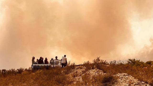 Çöplükte başladı, hızla yayıldı! Evler boşaltılıyor