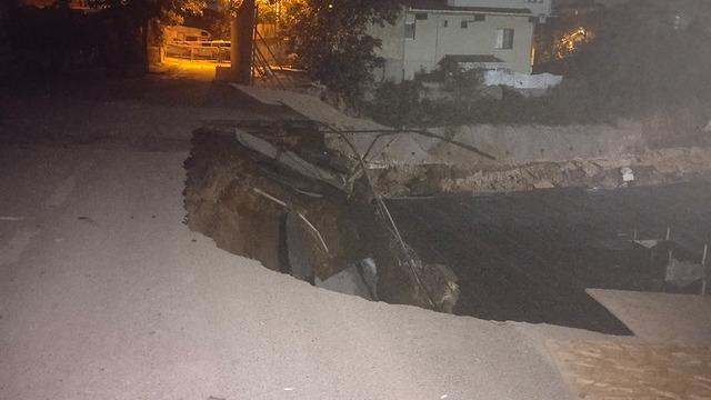 Korku dolu anlar! Yol ve duvar çöktü, 3 katlı bina boşaltıldı