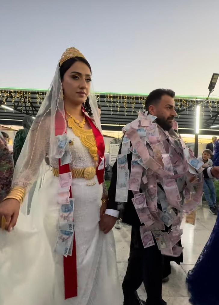 Paralar say say bitmedi! Gelin kilolarca altını taşıyamadı... Van'daki aşiret düğününde takı töreni saatler sürdü G1