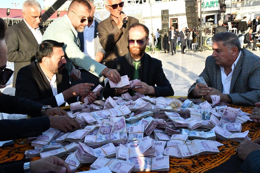 Paralar say say bitmedi! Gelin kilolarca altını taşıyamadı... Van'daki aşiret d&uuml;ğ&uuml;n&uuml;nde takı t&ouml;reni saatler s&uuml;rd&uuml;