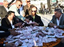 Paralar say say bitmedi! Gelin kilolarca altını taşıyamadı... Van'daki aşiret düğününde takı töreni saatler sürdü