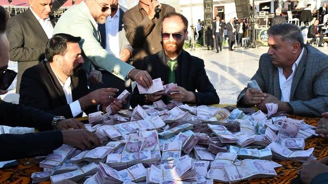 Paralar say say bitmedi! Gelin kilolarca altını taşıyamadı... Van'daki aşiret düğününde takı töreni saatler sürdü