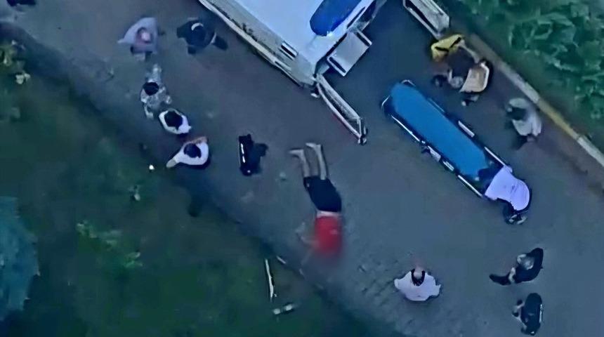 10. katındaki evinin balkonundan düştü... 2 çocuk sahibi makine mühendisi baba hayatını kaybetti