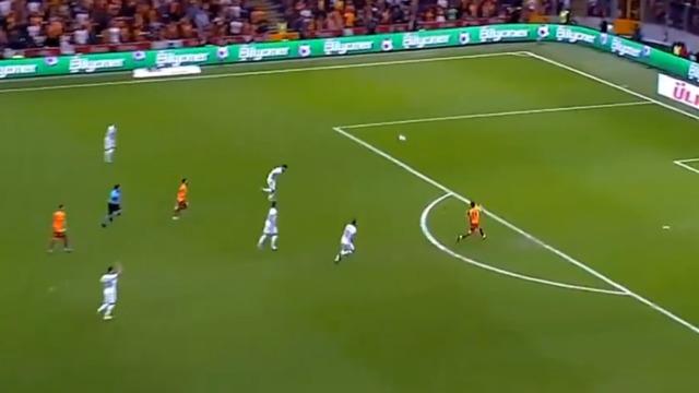 Orta sahadan yaptığı asistle olay oldu! Gabriel Sara adrese teslim paslarına devam ediyor... 'Pas değil, konum attı'