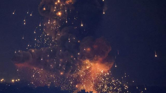 İsrail, Lübnan'ın başkenti Beyrut ve Suriye'yi vurdu! Şiddetli patlamalar yaşandı