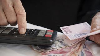 Yüzde 8,93'lük zam cepte! Yeni emekli maaşlarını 'Hükümet cömert olmaz' diye hesapladı... SSK veya Bağ-Kur emekli 2025 maaşı kaç TL olacak?