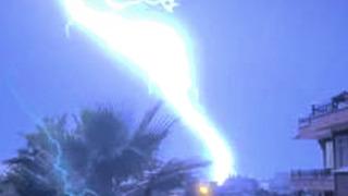 Görenler korkuya kapıldı! İstanbul'da düşen yıldırım geceyi gündüze çevirdi