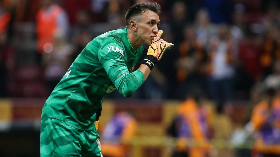 010824_20_20Fernando_20Muslera_20of_20Galatasaray_20celebrates_20victory_201920_20