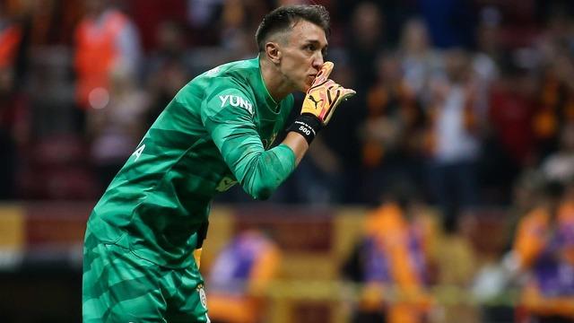 010824_20_20Fernando_20Muslera_20of_20Galatasaray_20celebrates_20victory_201920_20