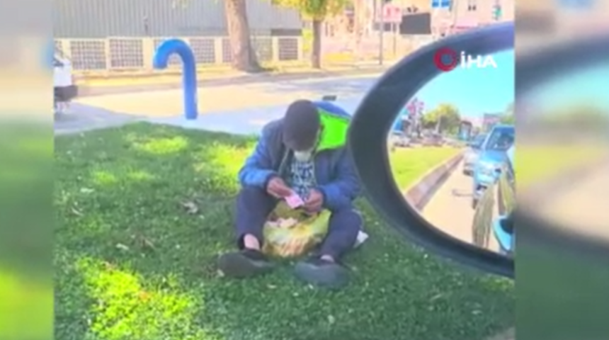 Dilenci, topladığı paraları sayarken görüntülendi